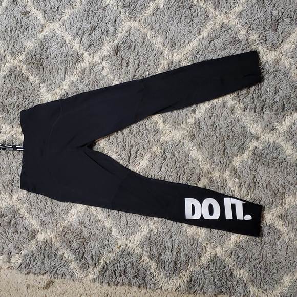 Nike 7/8 running/workout/lounge tights. SUPER flattering and SO comfortable! - Picture 7 of 9